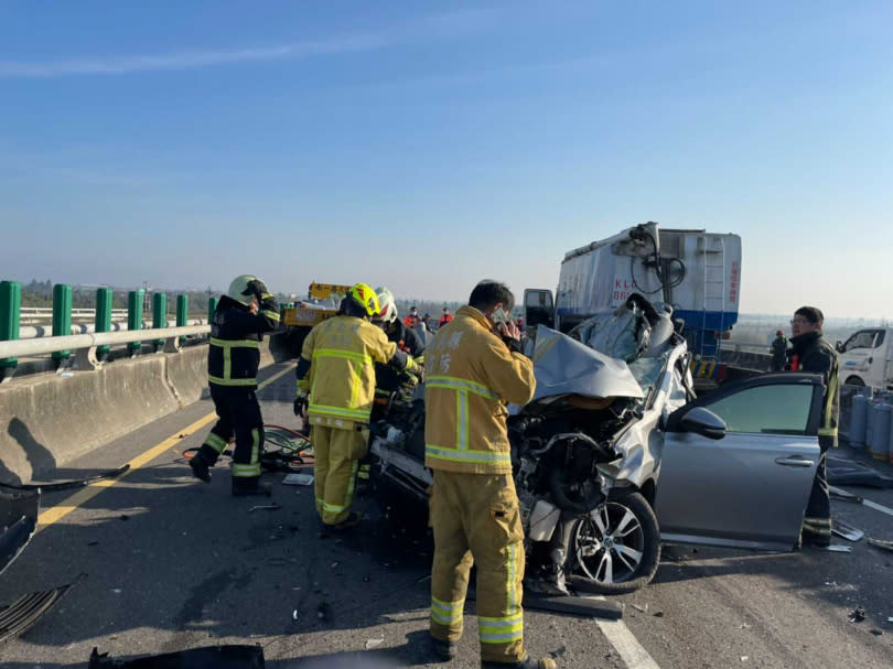 警消到場，發現林男車輛慘遭削半，人失去生命跡象、卡在車內。（圖／翻攝畫面）