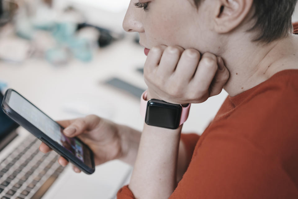 Bevor Arbeitnehmer auf dem Diensthandy private Nachrichten verschicken, sollten sie unbedingt um Erlaubnis fragen. (Bild: Getty Images)