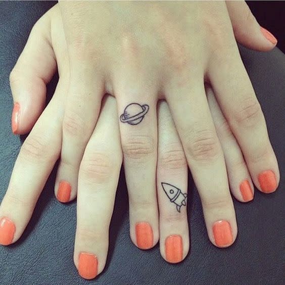 <p>Einfach süß: Finger-Tattoos mit verschiedenen Motiven eignen sich perfekt für beste Freundinnen.<br>(Foto: Instagram/@rosalitaeva) </p>