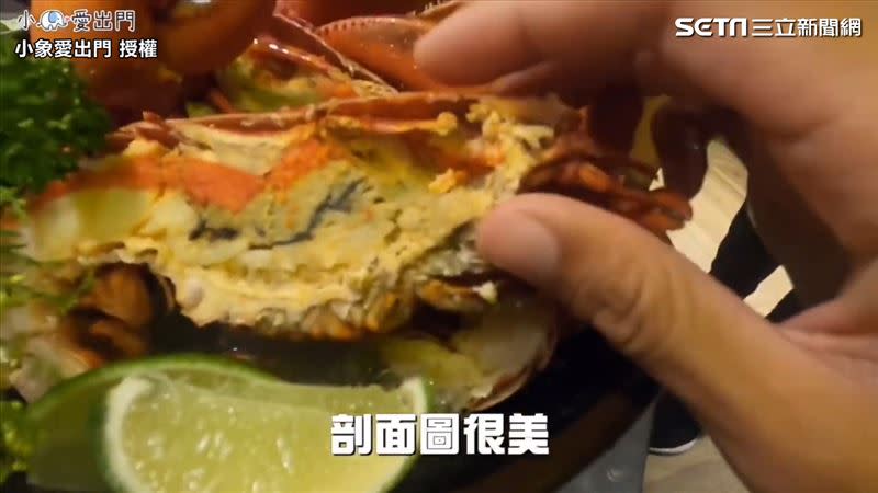 火烤後的飽滿蝦肉與橙黃蝦卵，讓人隔著螢幕彷彿都能聞到龍蝦的新鮮海味。（圖／小象愛出門 授權）