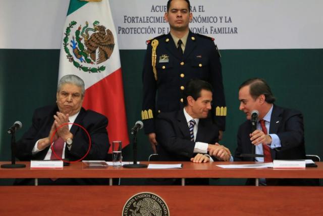 El reloj de 20 mil dólares en la firma del pacto para salvar la economía de  México