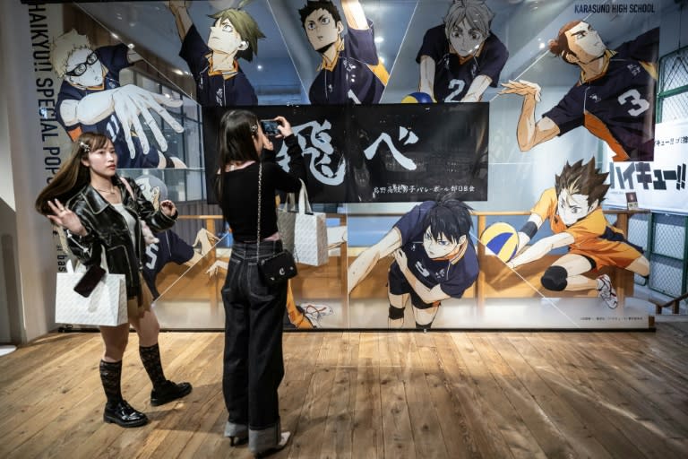 Dos jóvenes visitan una tienda temporal de la popular serie de manga sobre voleibol 'Haikyu!!', el 19 de abril de 2024 en Tokio (Yuichi Yamazaki)