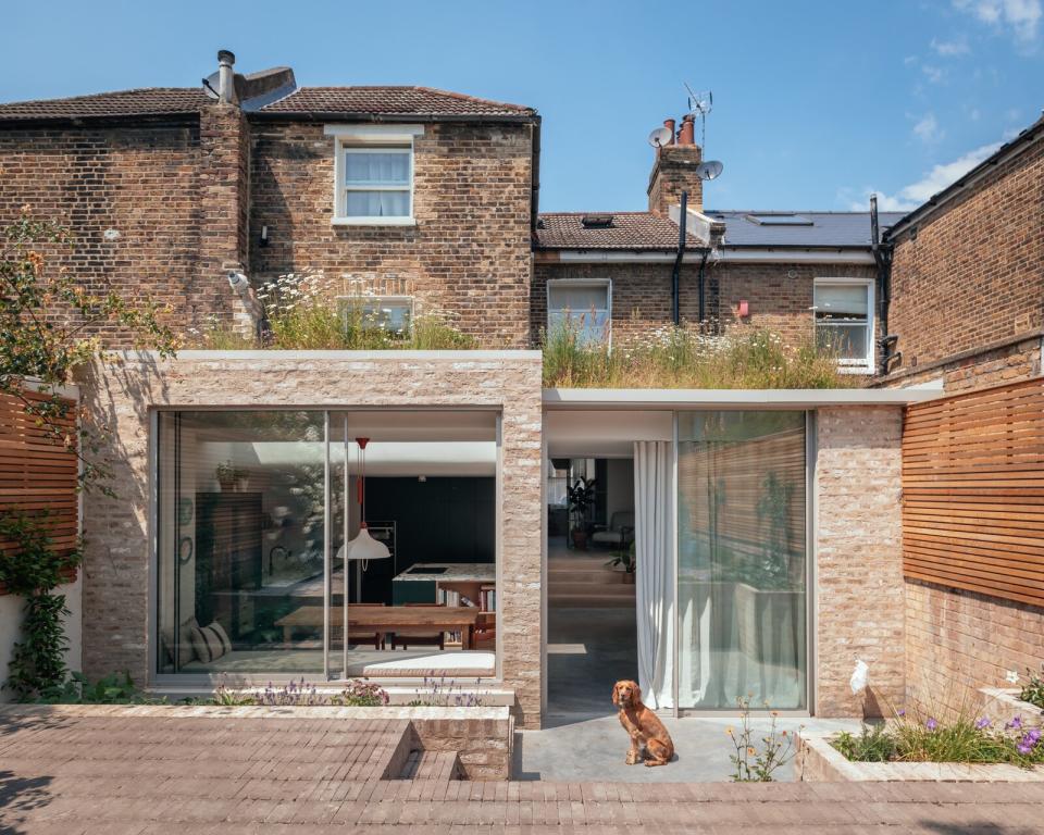 The wildflowers on the roof can be seen through the skylights throughout the day. A duo of sliders allows for a clear connection to the garden.