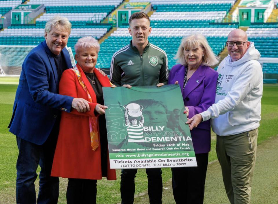 Glasgow Times: el capitán celta Callum McGregor, en el medio, fotografiado en el parque Celtic con, desde la izquierda, Frank McAvennie, Mary MacLean, Liz McNeill (esposa de Billy McNeill) y Dougie McCluskey. 