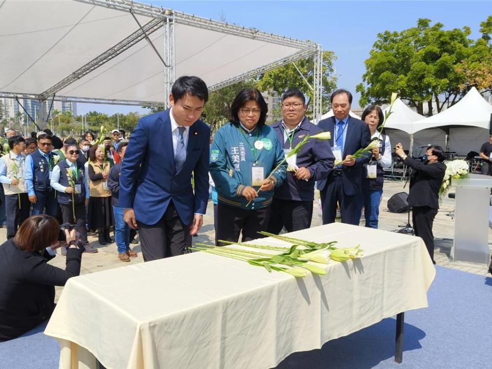 嘉義縣立委陳冠廷（左至右）、嘉義市立委王美惠、立委蔡易餘、內政部次長吳容輝依序獻花。（廖素慧攝）