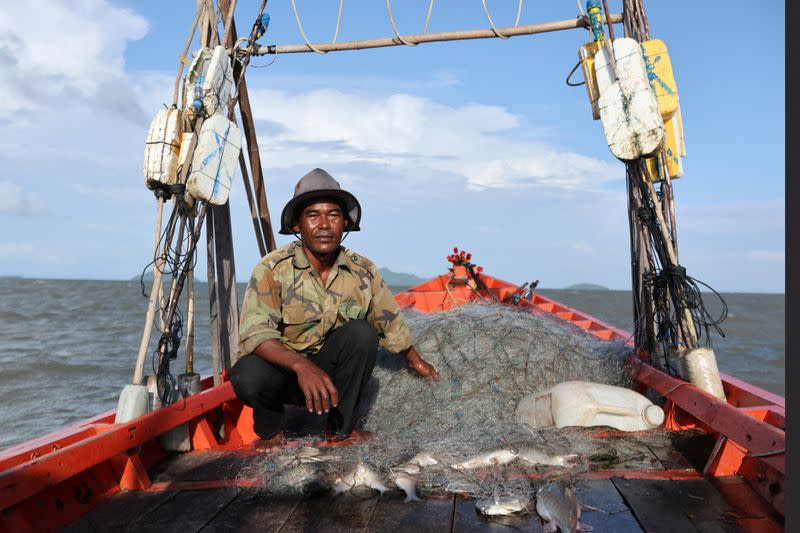 Cambodian fishermen release female crabs to preserve declining stocks