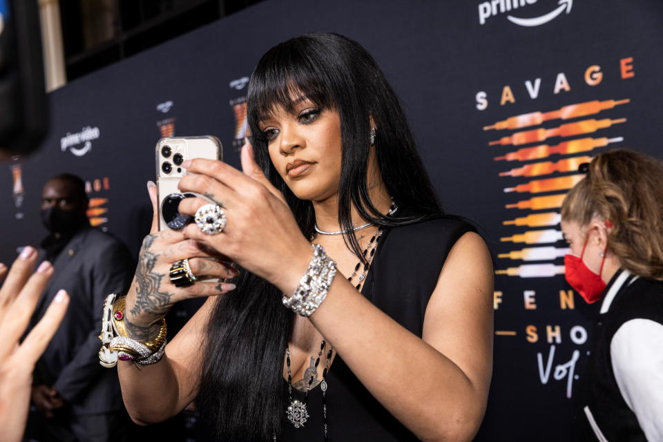 Rihanna enregistre une vidéo lors de la première de Rihanna Savage X Fenty Show Vol.  Le troisième événement à New York, États-Unis, le 22 septembre 2021. REUTERS/Stephen Yang