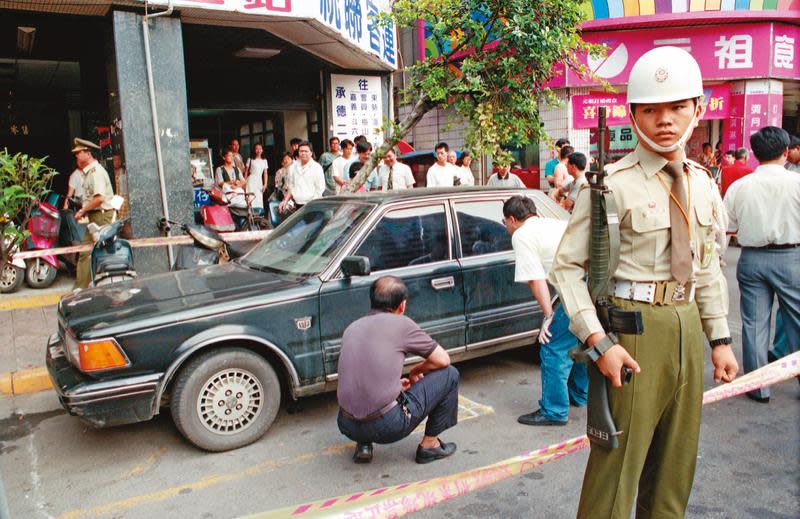 犯案用的黑色轎車，案發數小時後在北市承德路被尋獲，軍警封鎖現場採證。（聯合知識庫）