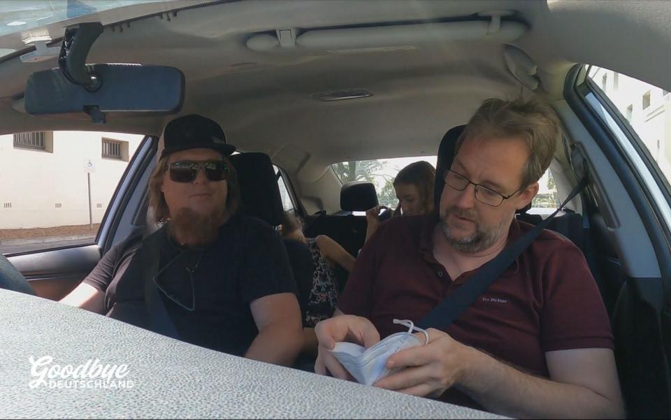Lasse Wiepert (rechts) lässt fahren. Nach einer Lebensmittelvergiftung kann er das Auto nicht selbst steuern. (Bild: RTL)