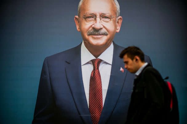 Fotoğraf: Cumhurbaşkanlığı seçim gününden bir gün sonra CHP lideri ve Millet İttifakı'nın cumhurbaşkanı adayı Kemal Kılıçdaroğlu'nun reklam panosunun önünden geçen bir kişi, 15 Mayıs 2023 İstanbul, Türkiye.  (Emra Ses/AP)