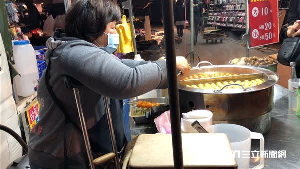 負責賣魚蛋的太太碧香，她說，確實生活很辛苦，但做人要學會知足、快樂。（圖／記者張雅筑攝）