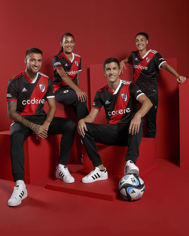 Los jugadores del fútbol masculino y femenino posan con la nueva camiseta de River