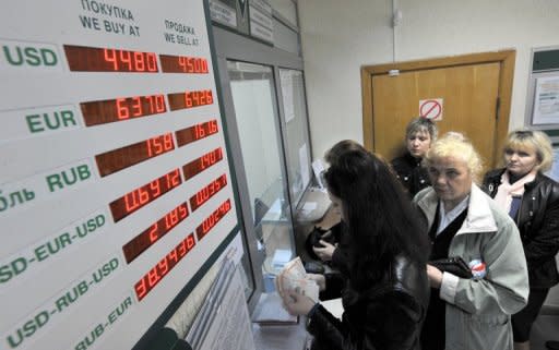 En 2011, Bielorrusia registró un déficit comercial colosal y una inflación del 108%, por lo que tuvo que realizar varias devaluaciones para capear la tormenta, sobre todo, con ayuda financiera de Rusia. (AFP/Archivo | Viktor Drachev)