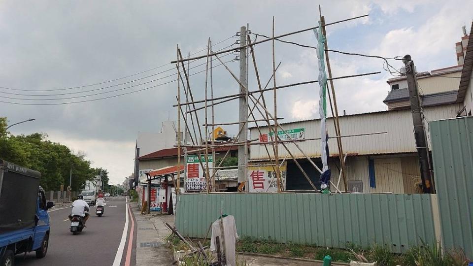 昨天市區很多競選廣告都已下架，避免颱風釀災傷人。（記者陳俊文攝）