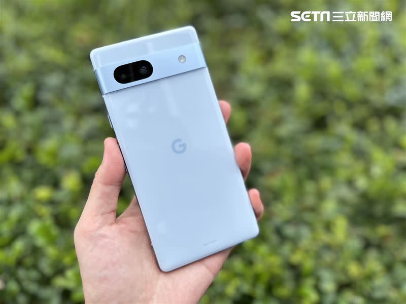  Google Pixel  7a 今年新色淺海藍相當好看。（圖／記者谷庭攝）