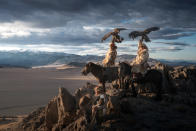 <p>These stunning photographs of the world’s last remaining Mongolian eagle keepers show the incredible bond between man and bird. (Photo: Daniel Kordan/Caters News) </p>