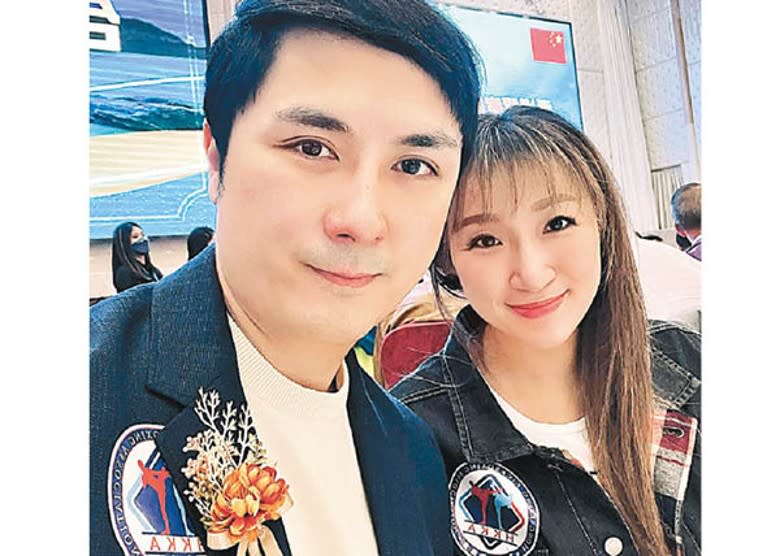 李泳豪於社交網分享與老婆出席踢拳總會活動的合照。