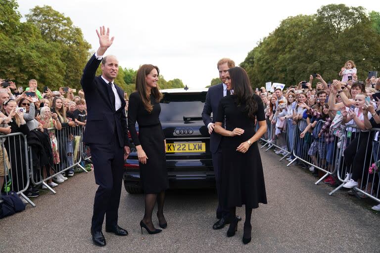 Guillermo y Kate, junto a Harry y Meghan. (Kirsty O'Connor/Pool vía AP, archivo)