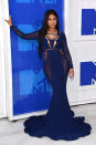 Nicki Minaj. La cantante de ‘Anaconda’ fue una de las más sensuales de la red carpet. Lució un vestido de la diseñadora Bao Tranchi, que marcaba su curvilínea figura y destacaba su generoso escote.