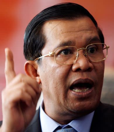 FILE PHOTO: Cambodia's Prime Minister Hun Sen speaks to the media upon his arrival from Japan at Phnom Penh international airport November 8, 2009. REUTERS/Chor Sokunthea/File Photo