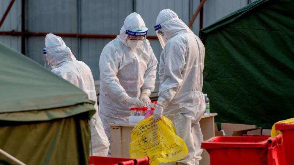 Sanitarios trabajando en un puesto de control de Covid-19 en Pekín el pasado 23 de enero. (Foto: Noel Cells/Getty Images)