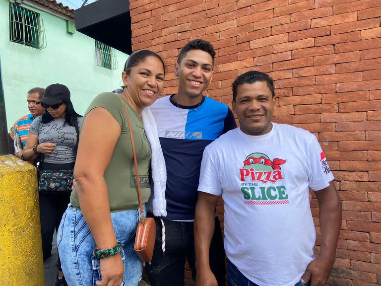 Deiver Parra, Yosmin Vargas y su hijo Keiler León, que vota por primera vez