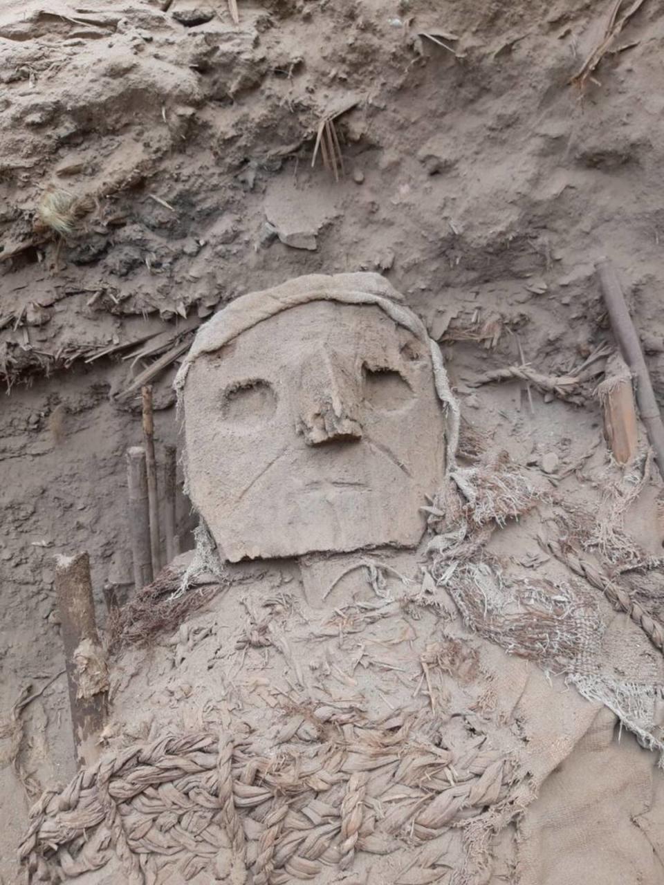 Some of the burials wore wooden masks on “false-heads.” © PUCP Archaeology Program "Valley of Pachacamac