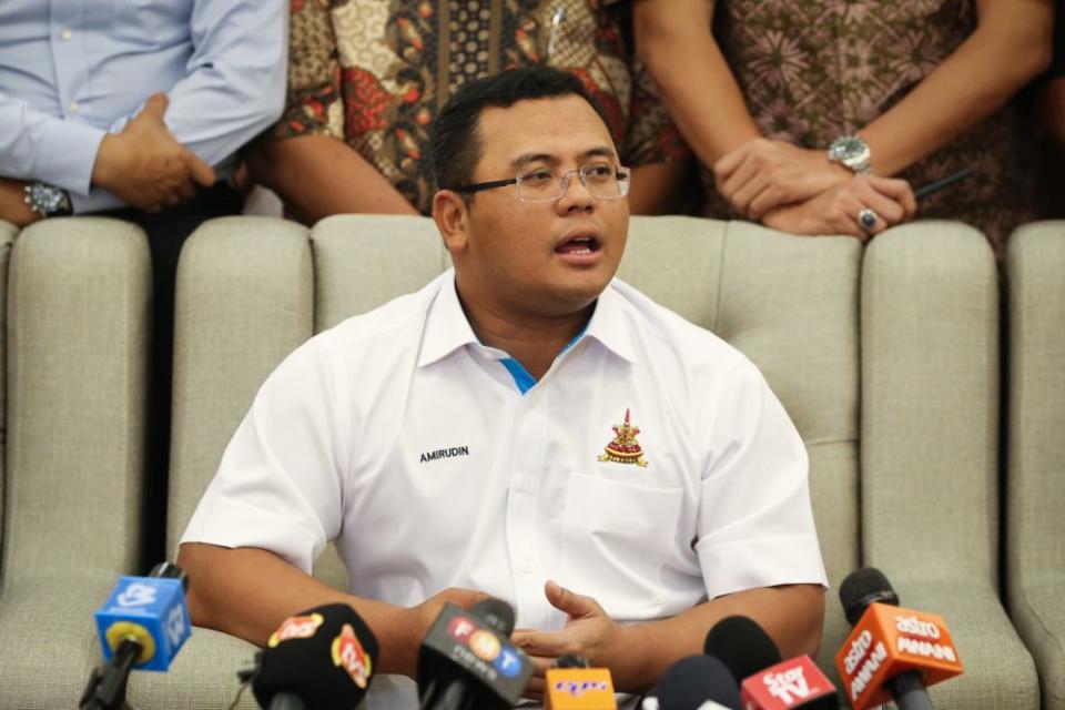 Datuk Seri Amirudin Shari says the three water treatment plants along Sungai Selangor found contaminated this morning are now fully operational again. — Picture by Yusof Mat Isa