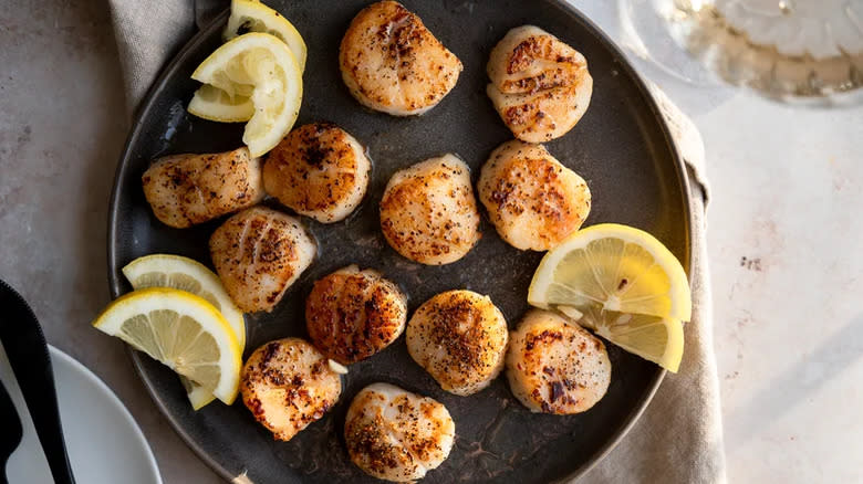 Seared scallops with lemon