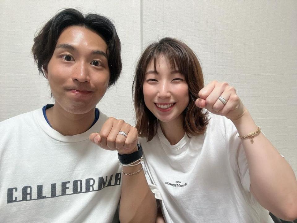 Arisa Higashino (right) and Yu Igarashi show off their wedding rings. (Photo: Igarashi Yu IG)