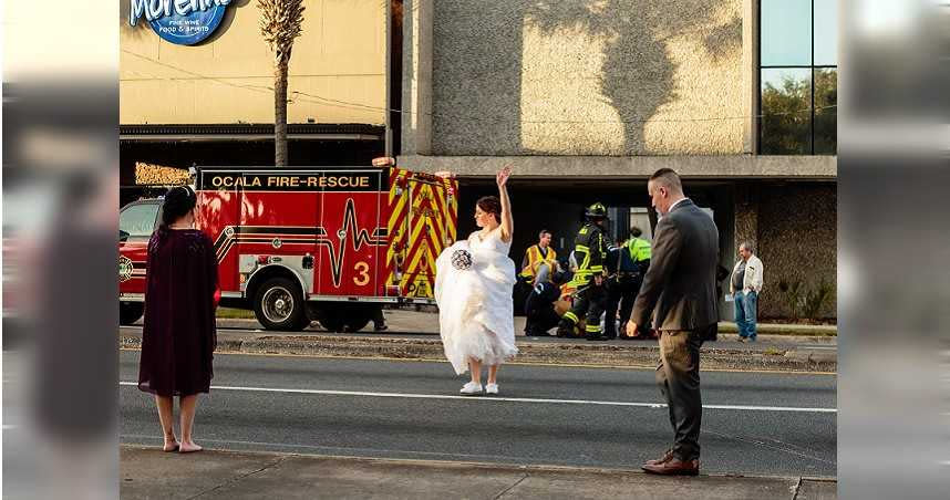 婚禮遇車禍事故，警察新人暫停婚禮，新娘穿婚紗指揮交通。（圖／翻攝自「Marion County Sheriff