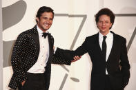 El actor Diego Boneta, a la izquierda, y el director Michel Franco posan al llegar al estreno de su película "Nuevo orden" en el Festival de Cine de Venecia, el jueves 10 de septiembre del 2020 en Venecia, Italia. (Foto por Joel C Ryan/Invision/AP)