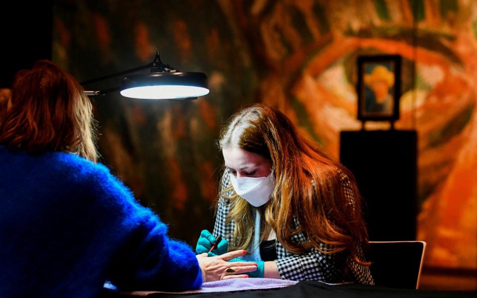 A customer gets her nails done at the Van Gogh museum, in Amsterdam - REUTERS/Piroschka van de Wouw