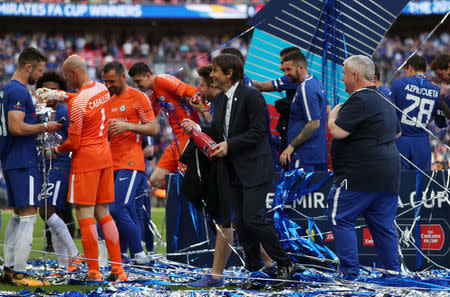 Soccer Football - FA Cup Final - Chelsea vs Manchester United - Wembley Stadium, London, Britain - May 19, 2018 Chelsea manager Antonio Conte celebrates winning the FA Cup with sparkling wine as Gary Cahill and Willy Caballero hold the trophy Action Images via Reuters/Lee Smith