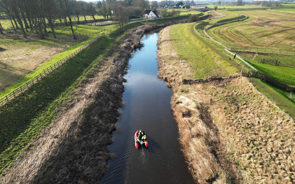 Spezialeinheiten der Polizei durchsuchen den Fluss von Schlauchbooten aus. (Bild: REUTERS/Phil Noble)