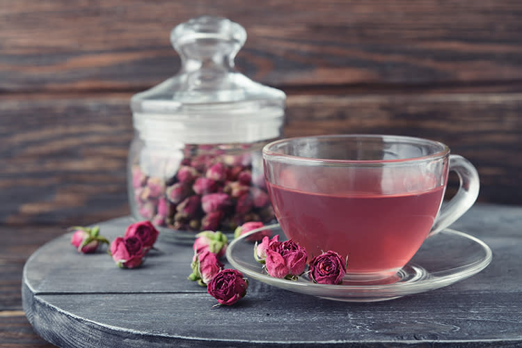 建議喜愛飲用花草茶的民眾，可以自製「養血玫瑰茶」在玫瑰花茶添加少許龍眼乾