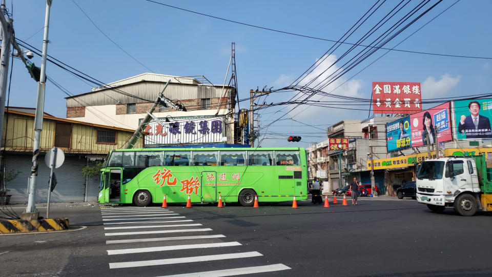 嘉義縣太保市麻魚寮4日上午發生車禍，一輛統聯客運公車在北港路與麻太路口撞斷電線桿，幸無人受傷。（民眾提供）