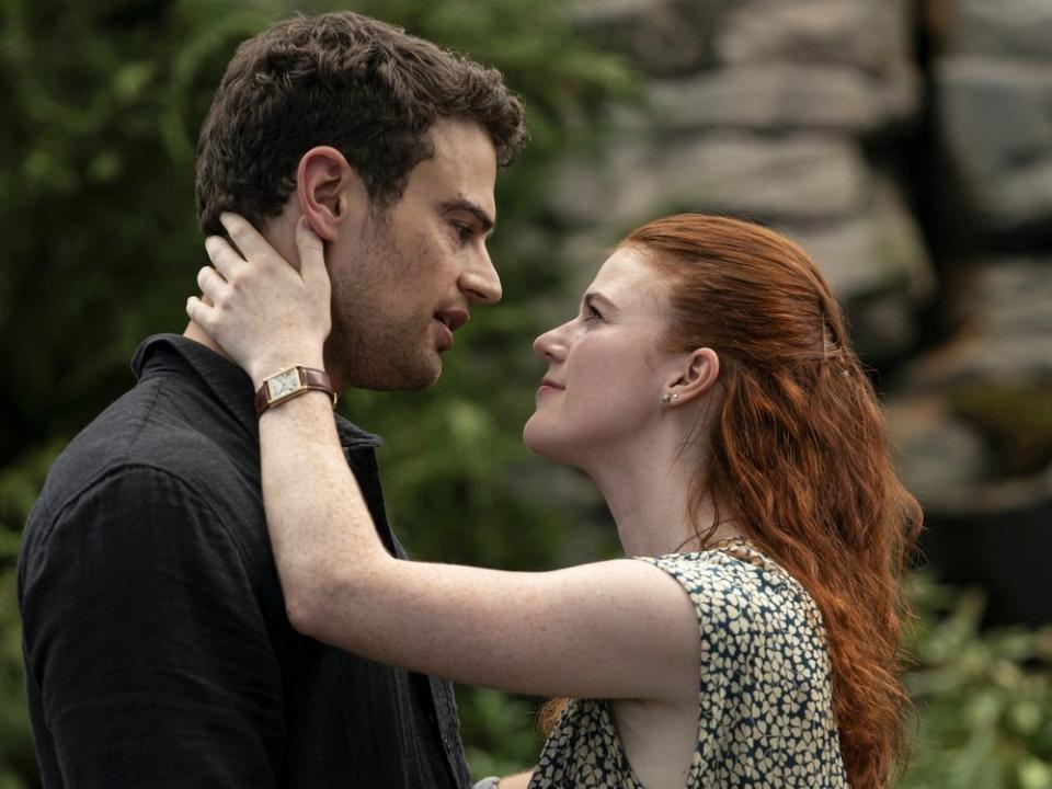 Theo James und Rose Leslie als das Zeitreise-Ehepaar Henry und Clare. (Bild: © 2021 Home Box Office, Inc. All rights reserved. HBO® and all related programs are the property of Home Box Office, Inc.)