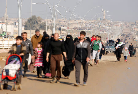 Displaced Iraqis flee their homes as Iraqi forces battle with Islamic State militants, in western Mosul, Iraq March 24, 2017. REUTERS/Suhaib Salem