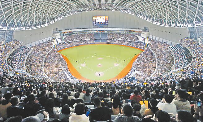 日本職棒讀賣巨人隊2日在台北大巨蛋和中華職棒中信兄弟進行交流賽，吸引約3萬多名球迷到場觀賽，塞滿整個台北大巨蛋。（趙雙傑攝）