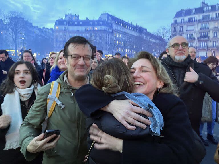 Los partidarios del aborto se abrazan después de que los legisladores franceses aprobaron un proyecto de ley que consagrará el derecho de la mujer al aborto en la Constitución francesa, en Trocadero Plaza en París, el lunes 4 de marzo de 2024.