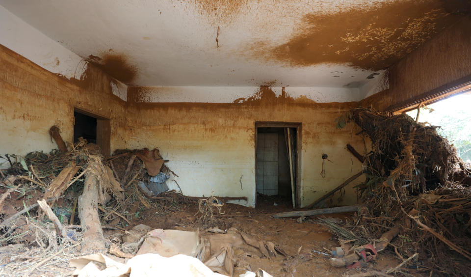 <p>Flood level marks are seen on the wall inside a room filled with muds and debris in a house after the flash flood at Pentagon, Regent town, Sierra Leone on Aug. 18, 2017. (Photo: Afolabi Sotunde/Reuters) </p>