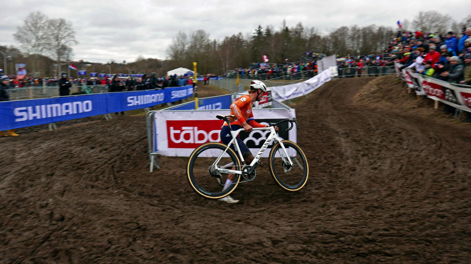 MvdP Pro Bike Check: Canyon Inflite CFR (CF SLX) cyclocross bike of 2024 World Champ Mathieu van der Poel, running in the mud