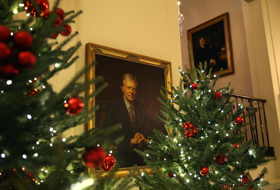 Christmas decorations adorn the Cross Hall during the 2018 Christmas Press Preview at the White House in Washington, D.C., Nov. 26, 2018. (Photo: Leah Millis/Reuters)