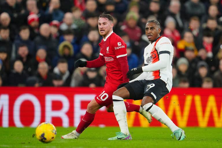 Alexis Mac Allister, con la camiseta de Liverpool, que venció 4-1 a Luton Town por la Premier League 