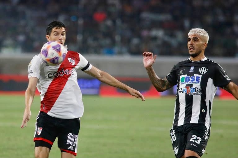 Ignacio Fernández con una socia, la pelota, frente a la mirada de Enzo Kalinski.