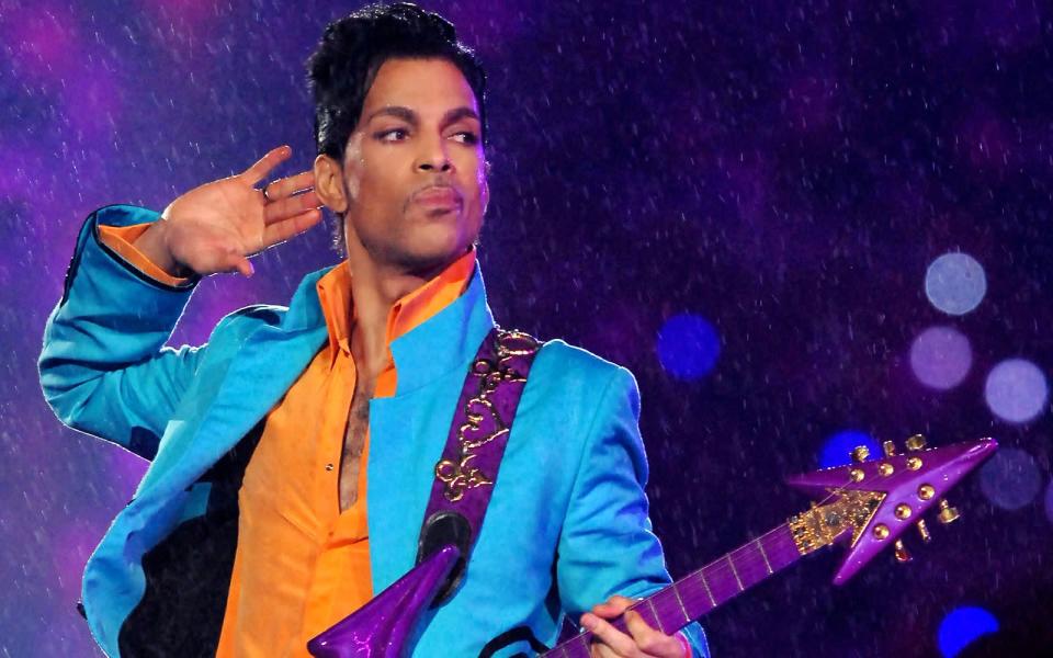 Ihr Erfinder ist Pop-Legende Prince, den man zwar meist mit einer Gitarre um den Hals auf der Bühne stehen sah. Doch das Design seines Umhänge-Keyboards ließ er sich patentrechtlich schützen. (Bild: Kevin Mazur / Sony Music)