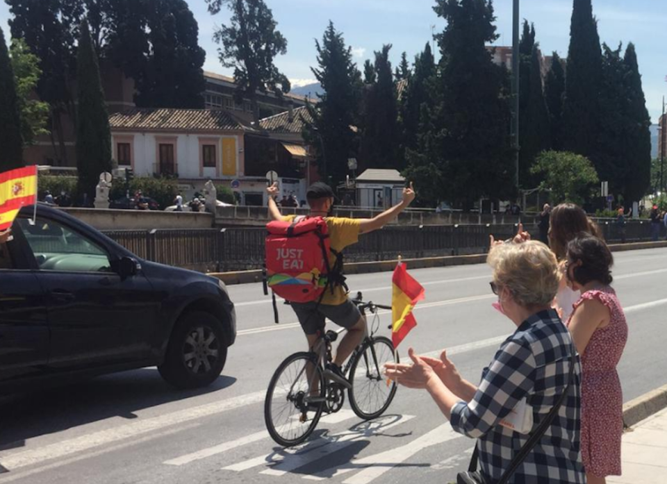 El repartidor de Just Eat realiza el gesto a los manifestantes. 