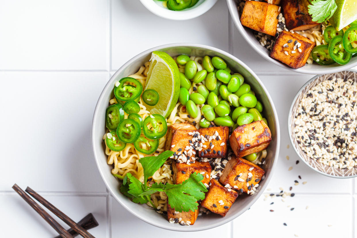 Salir del clásico menú de verano puede ser un acierto o un error en función de la combinación de alimentos que hagamos y las técnicas de preparación. Mezclar tofú con vegetales y fideos o quinoa regados con un limón puede ser una buena opción. (Foto: Getty)