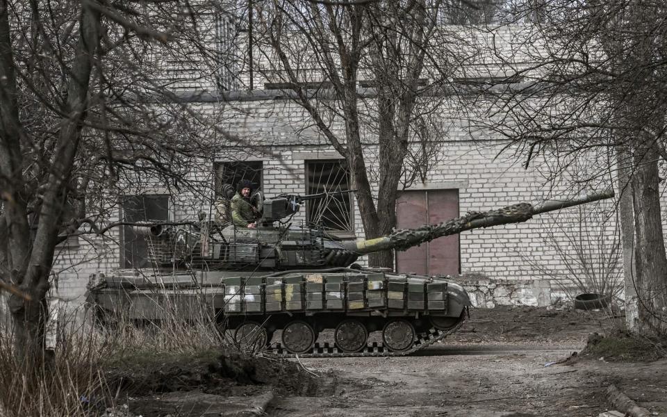 A Ukrainian tank heads toward Bakhmut - ARIS MESSINIS/AFP